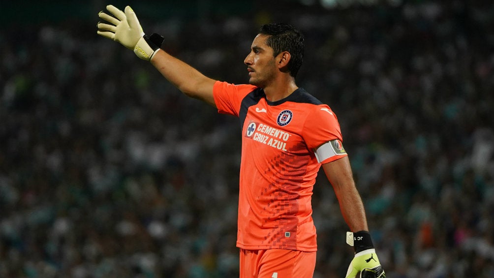 Jesús Corona durante un partido del Cruz Azul