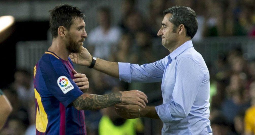 Lionel Messi y Ernesto Valverde en saludo 