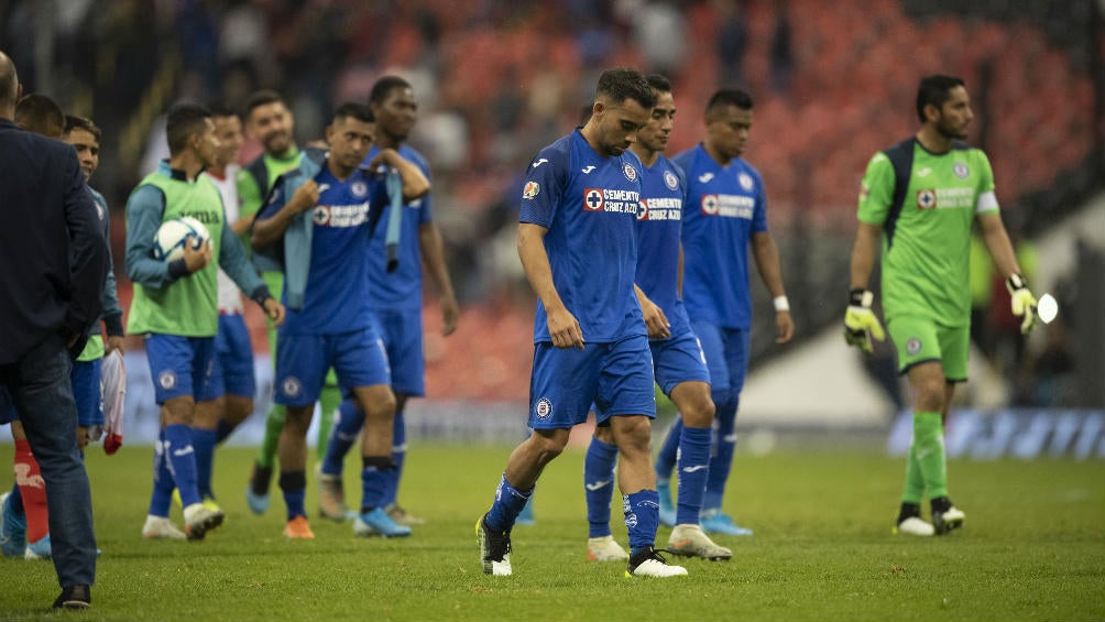 Jugadores del Cruz Azul cabizbajos en el Azteca 