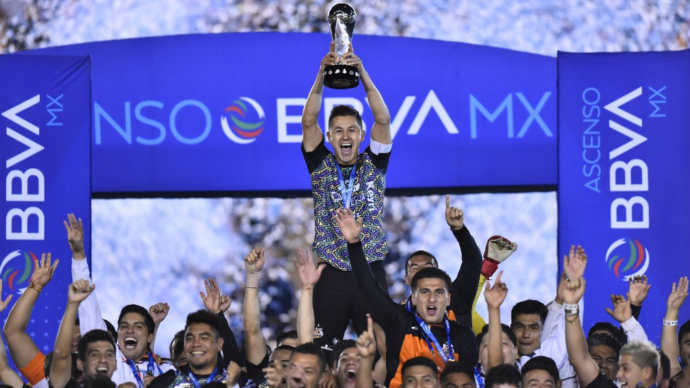 Arturo Ledesma, capitán de Alebrijes, en festejo con el trofeo de campeón