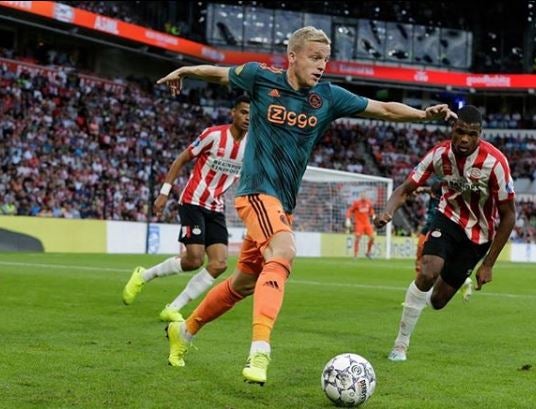 Donny van de Beek conduce el balón