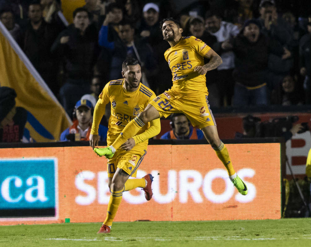 Javier Aquino celebra gol con Tigres