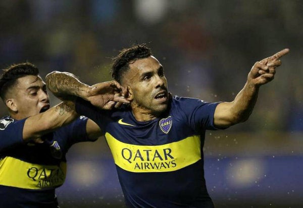 Carlos Tevez celebrando una anotación con Boca Juniors