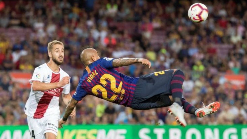 Arturo Vidal en acción con Barcelona