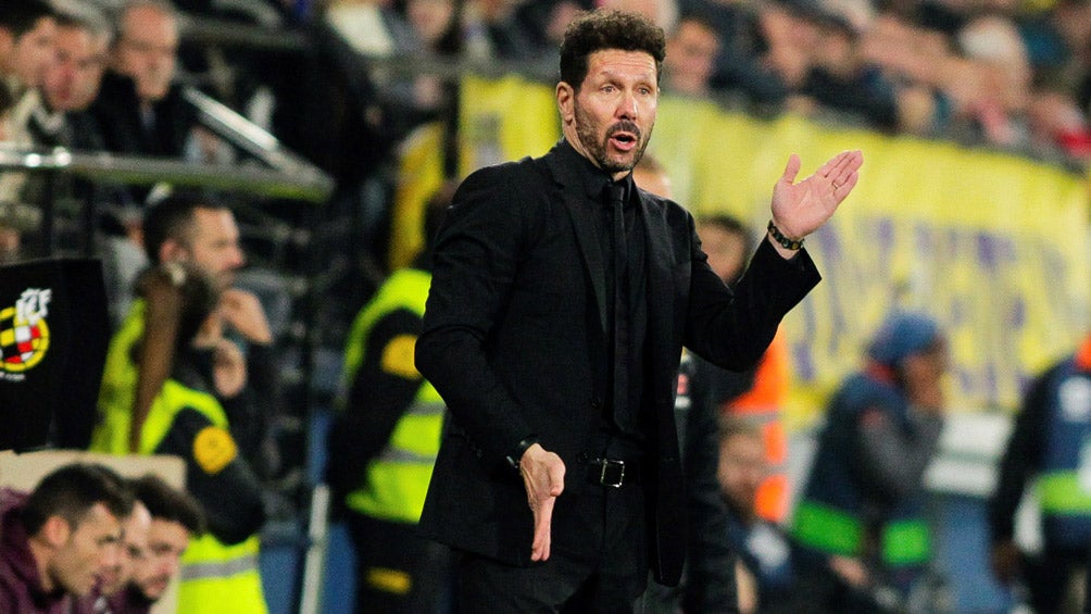 Diego Simeone da indicaciones en un juego del Atlético 