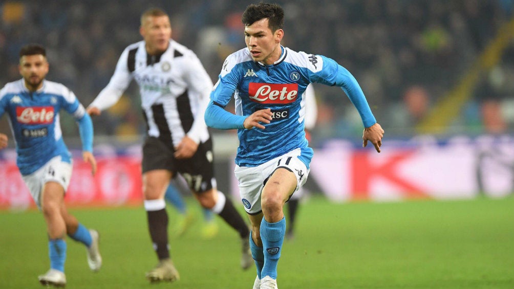 Hirving Lozano en un partido del Napoli