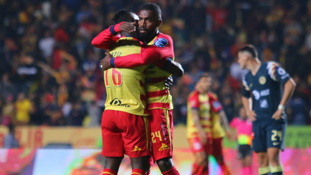 Jugadores de Monarcas celebrando una anotación