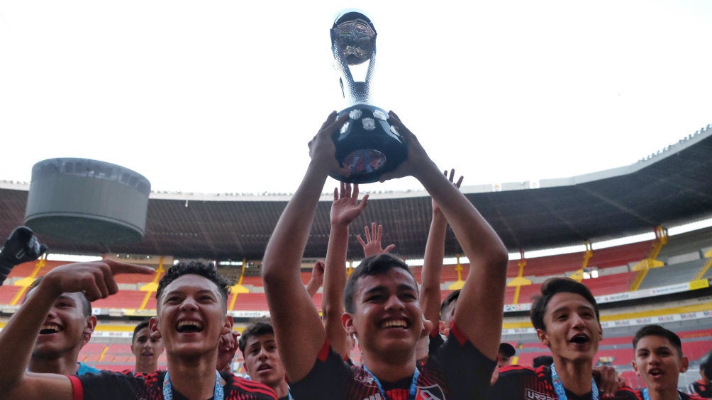 Jugadores de Atlas sub 15 levantando el trofeo de campeón