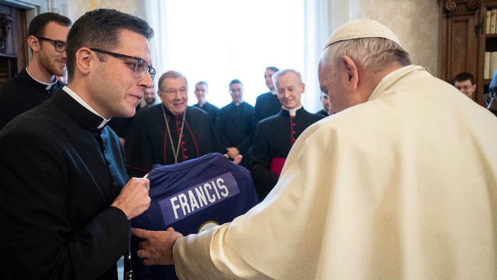 El Arzobispo de Baltimore le entrega jersey al Papa Francisco