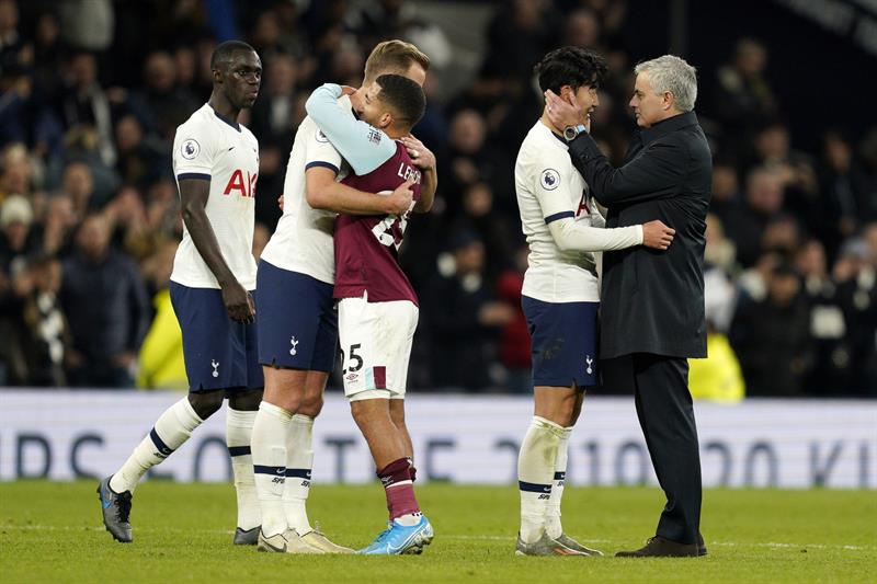 Son y Mourinho, en festejo tras el partido