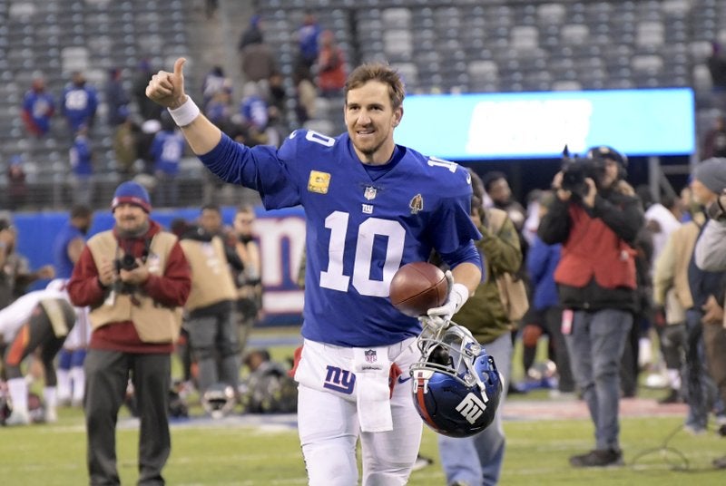 Manning saluda en un juego de Giants 