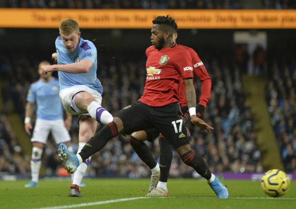 De Bruyne y Fred en acción del Derby