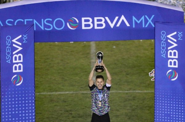 Zully Ledesma levantando el trofeo de campeón