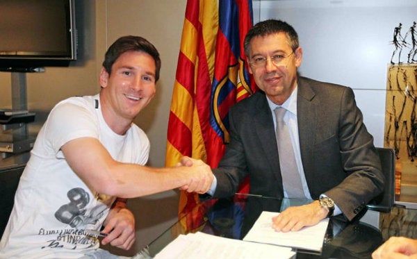 Josep Maria Bartomeu, mandatario blaugrana, con Lionel Messi