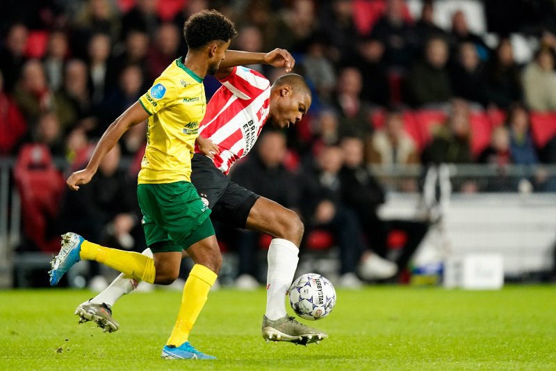 El pelea por el balón en el PSV vs Fortuna Sittard