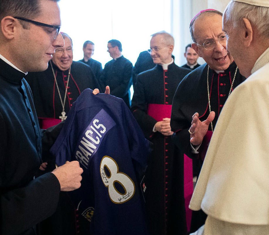 La playera firmada por Lamar JAckson y John Harbaugh