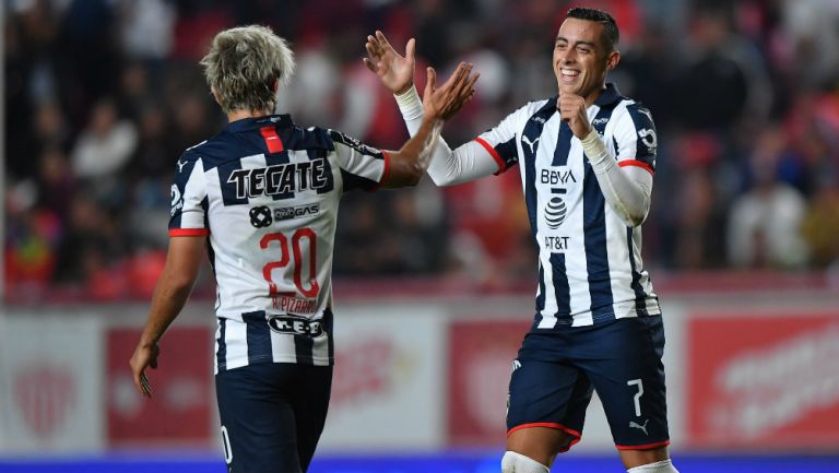 Jugadores de Rayados festejan anotación