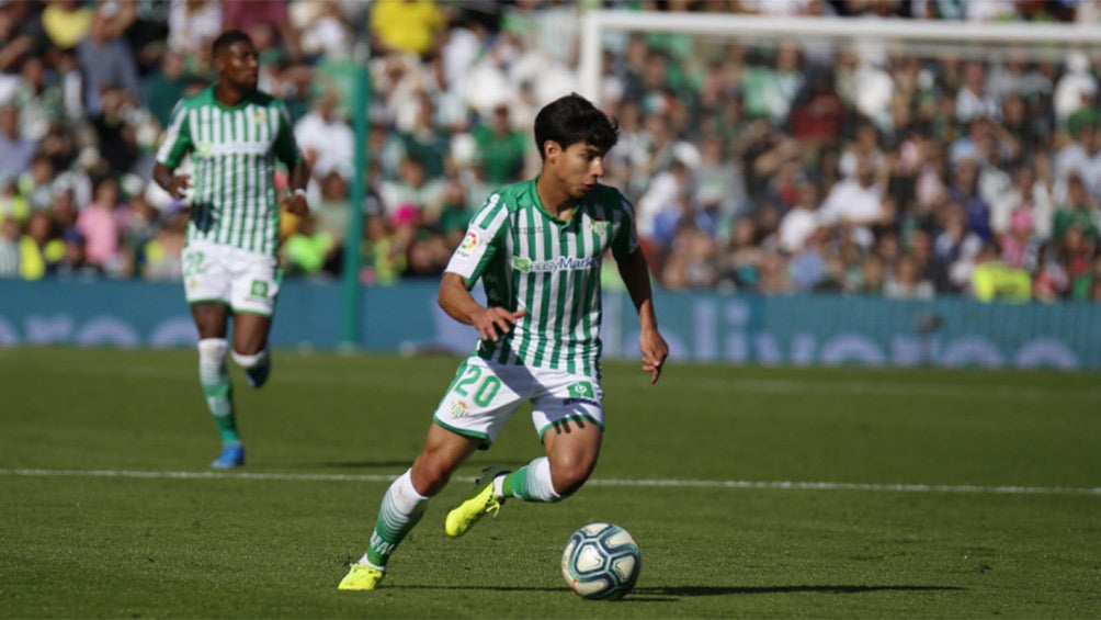 Diego Lainez, en acción con el Betis