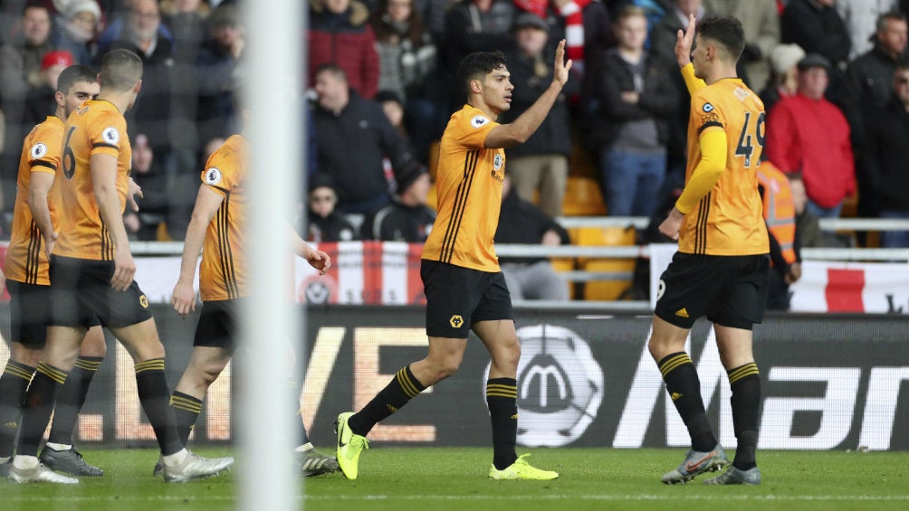 Raúl Jiménez celebrando una anotación con Wolverhampton