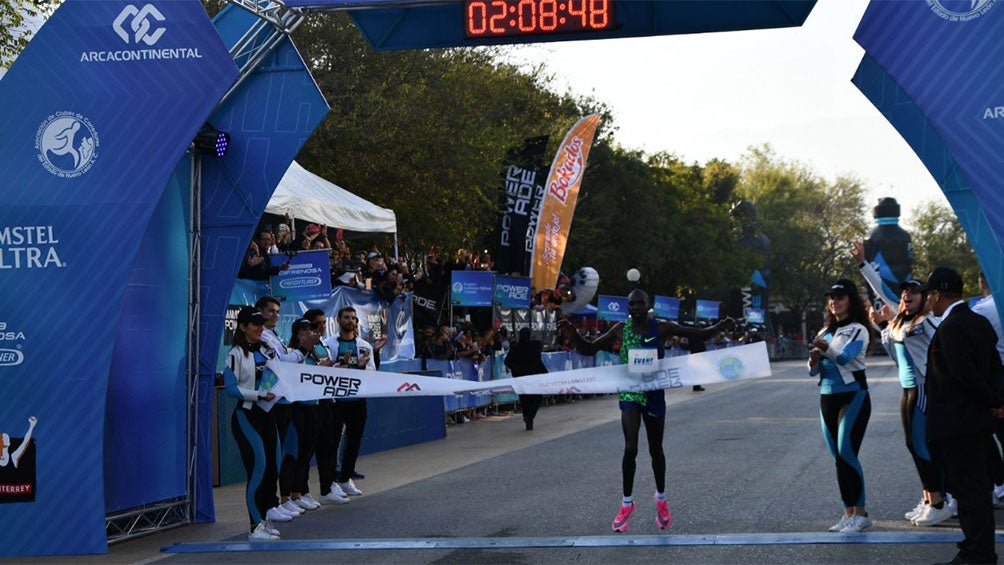 El keniano Evans Korir llegando a la meta de Monterrey