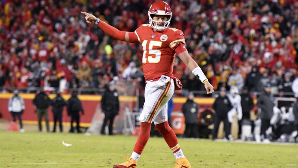 Mahomes durante un juego ante Chiefs