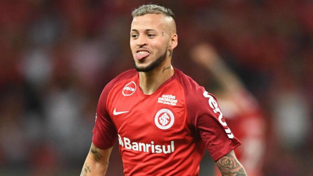 Nicolás López en un partido con Internacional