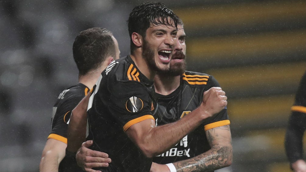 Raúl Jiménez celebrando una anotación con Wolverhampton