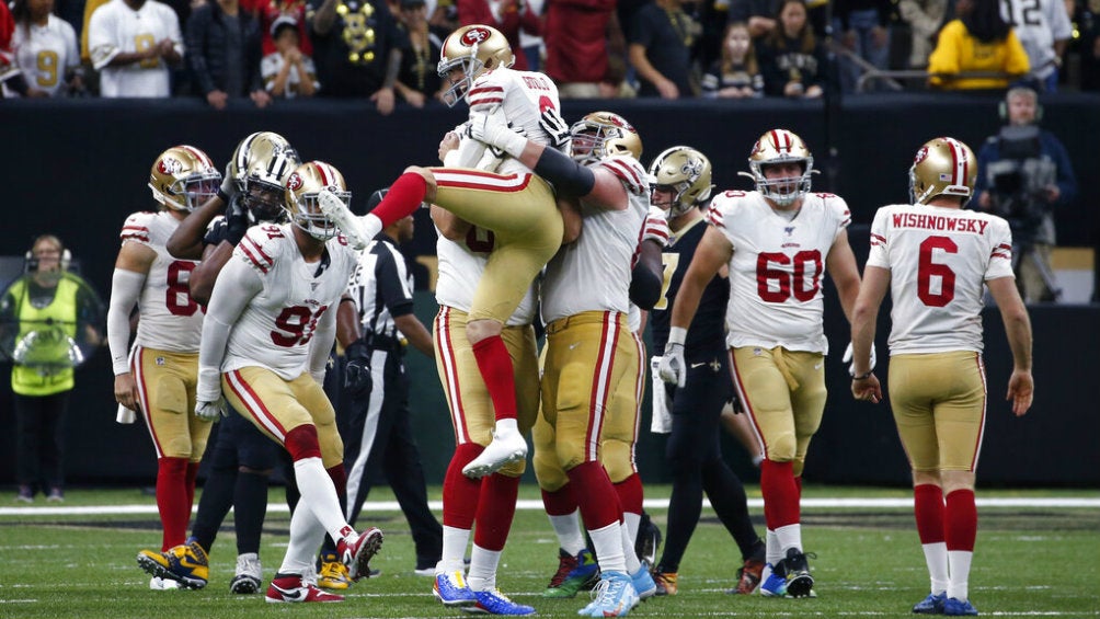 Robbie Gould festeja el Gol de Campo del triunfo