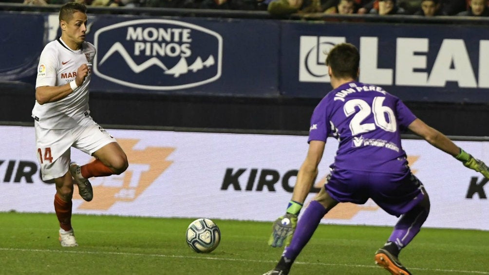 Javier Hernández en el partido entre Osasuna y Sevilla