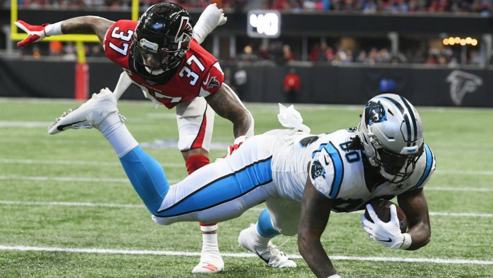 Ian Thomas, con el balón en el partido ante Falcons