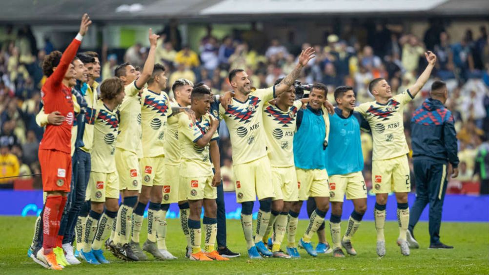 Jugadores de América festejan con afición