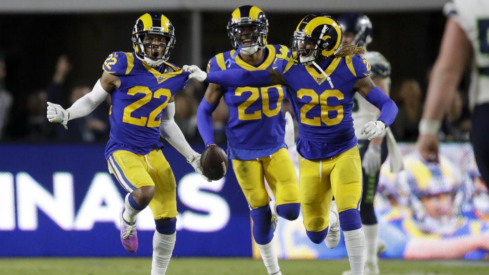 Jugadores de los Rams festejan la victoria