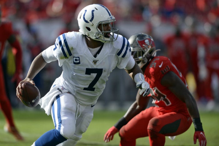 Jacoby Brissett corre con el balón