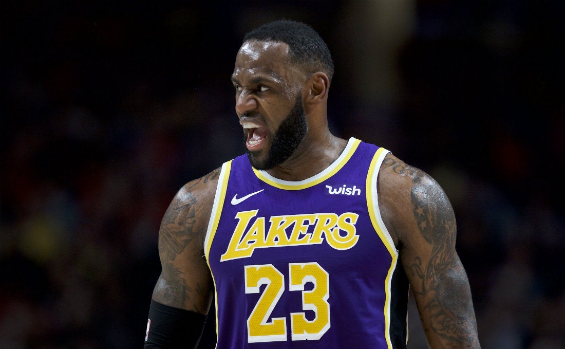 LeBron James en un partido con los Lakers