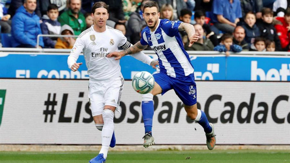 Segio Ramos lucha por la redonda contra José Luis