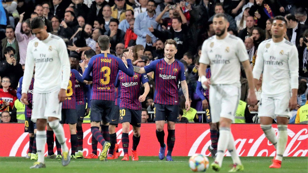 Jugadores del Real Madrid y Barcelona en un Clásico Español