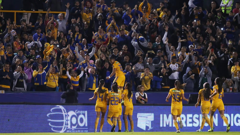 Jugadoras de Tigres femenil celebran una anotación sobre Xolos