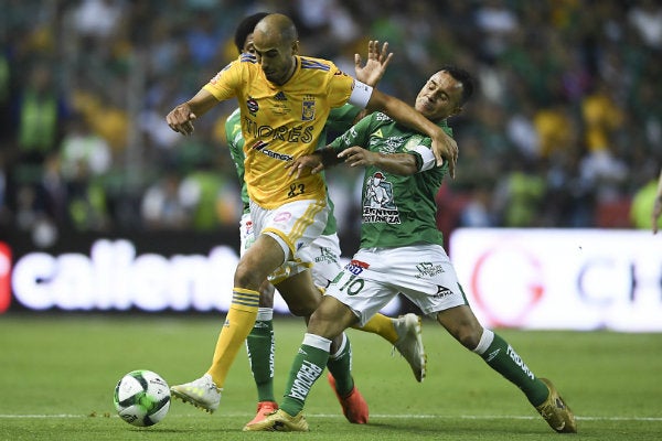 Guido Pizarro peleando el esférico con Luis Montes