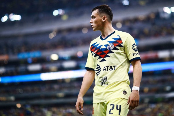 Federico Viñas en acción con América