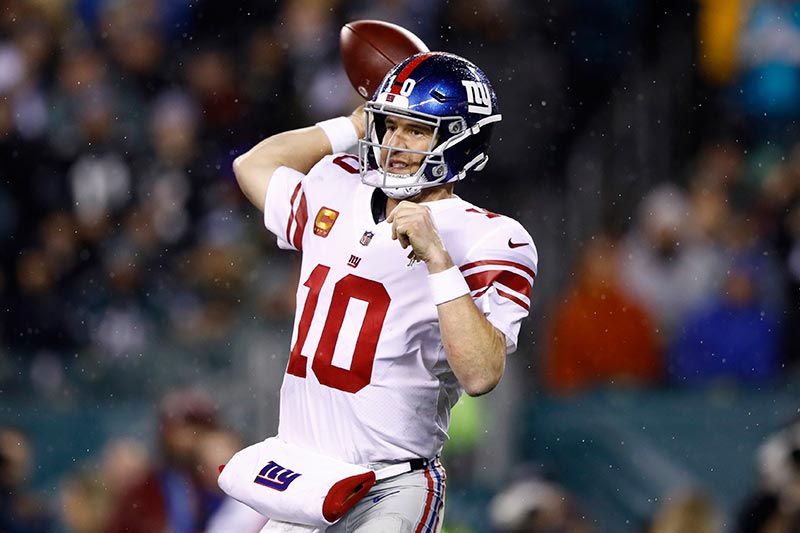 Eli Manning lanza el balón contra los Eagles