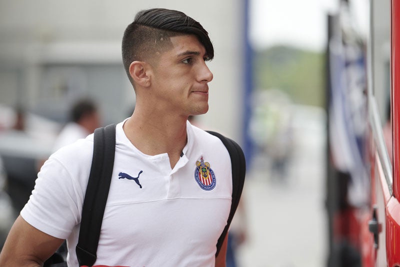 Alan Pulido previo a subir al autobús de Chivas