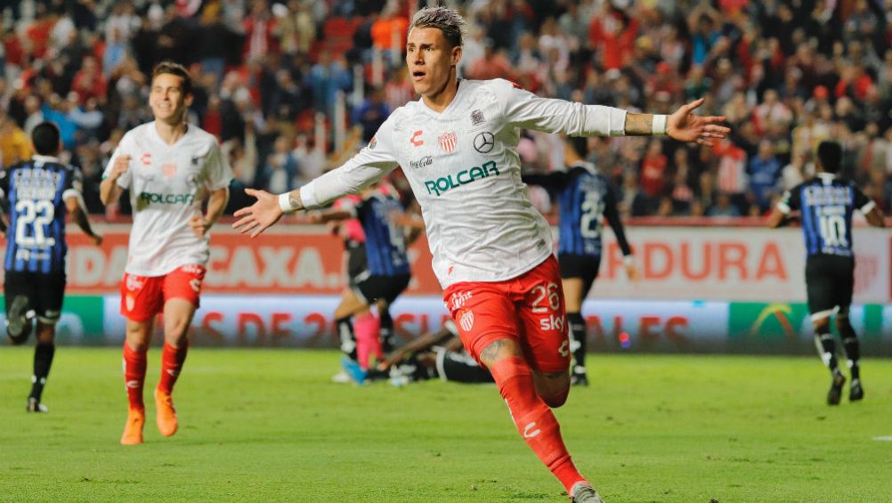 Cristian Calderón celebrando una anotación de Necaxa