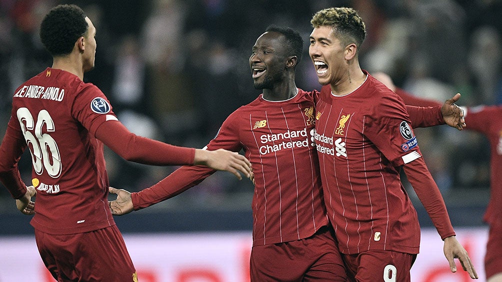 Jugadores del Liverpool celebran un gol contra el Salzburgo