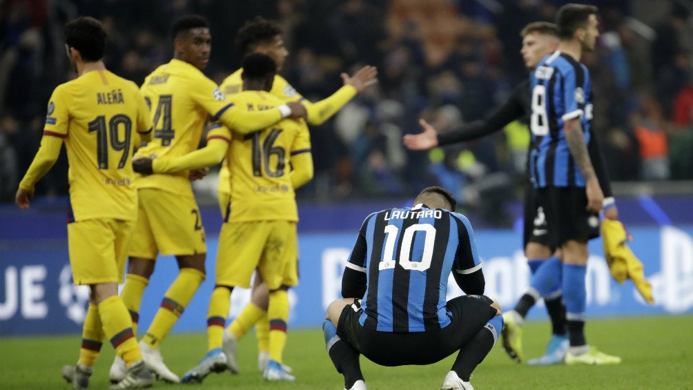 Jugadores del Barcelona celebran mientras el Inter se lamenta