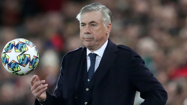 Ancelotti observa un partido del Napoli en la Champions