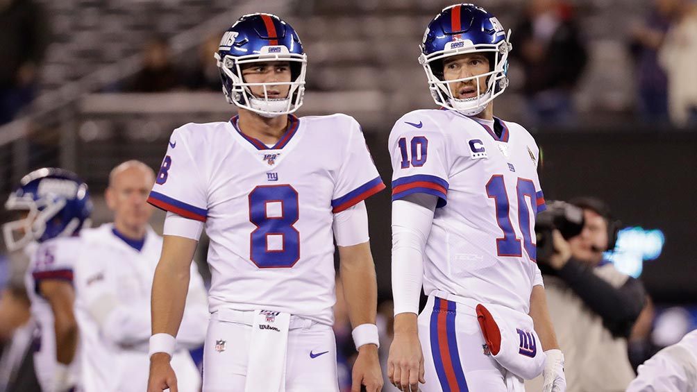 Daniel Jones y Eli Manning, durante un juego de los Giants