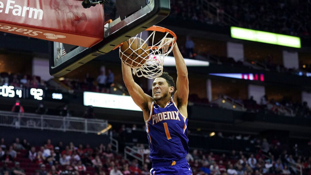 Devin Booker se cuelga del aro 