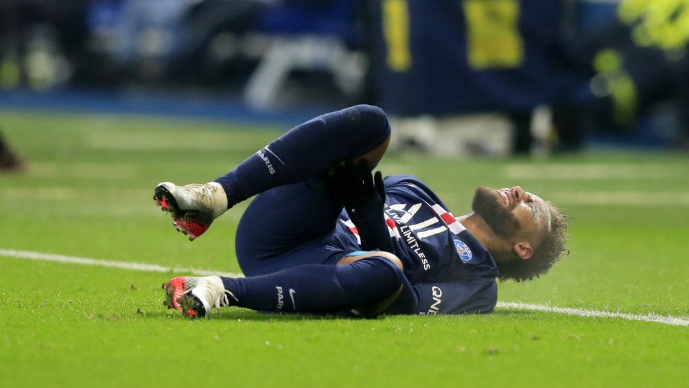 Neymar en el césped durante un partido