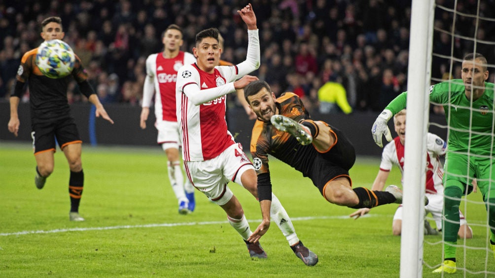 Edson Álvarez durante el duelo entre Ajax y Valencia