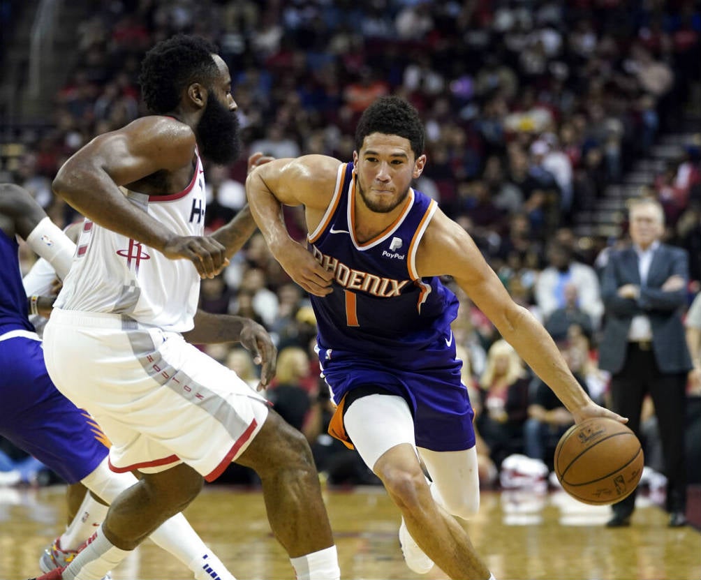 Devin Booker deja a un rival en el camino